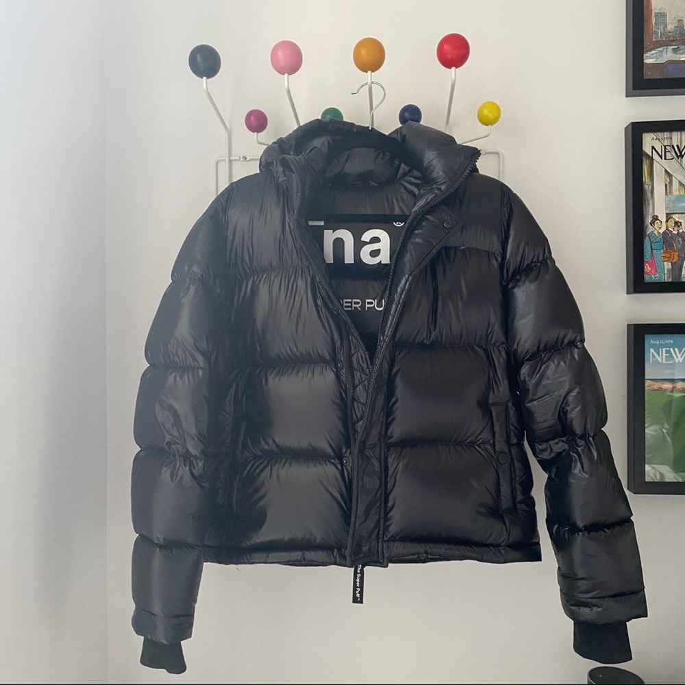 Aritzia TNA Super Puff Shorty small (black gloss)